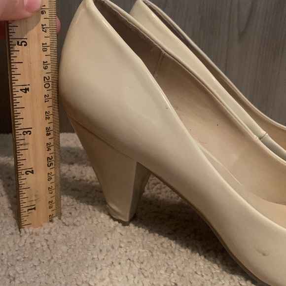 Neutral small heels - Picture 2 of 3